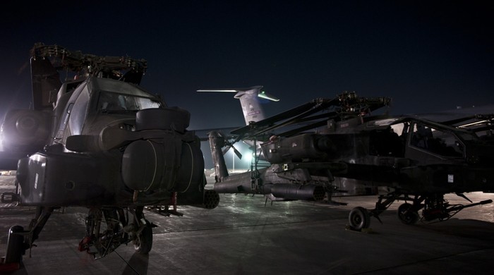 Các trực thăng AH-64 Apache sẵn sàng để đưa lên vận tải cơ C-5B Galaxy tại sân bay Bagram của Afghanistan.