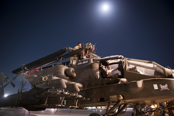 Các trực thăng AH-64 Apache sẵn sàng để đưa lên vận tải cơ C-5B Galaxy tại sân bay Bagram của Afghanistan.