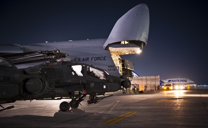 Lockheed Martin C-5B Galaxy hiện là một trong những máy bay vận tải lớn nhất thế giới. Nó có thể vận chuyển được 6 chiếc AH-64 Apache hoặc 123 tấn hàng hóa.