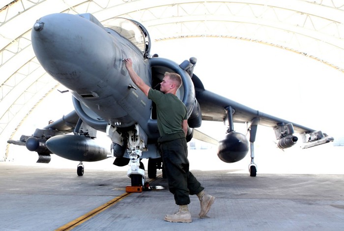 Tỉnh Helmand, Afghanistan (1/9): Kiểm tra chiến đấu cơ AV-8B Harrier thuộc phi đội máy bay chiến đấu 211.