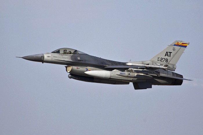Tucson, Arizona (6/9): Thử nghiệm máy bay F-16C tại căn cứ của lực lượng Không quân cảnh vệ quốc gia Mỹ.