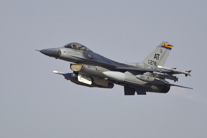 Tucson, Arizona (6/9): Thử nghiệm máy bay F-16C tại căn cứ của lực lượng Không quân cảnh vệ quốc gia Mỹ.