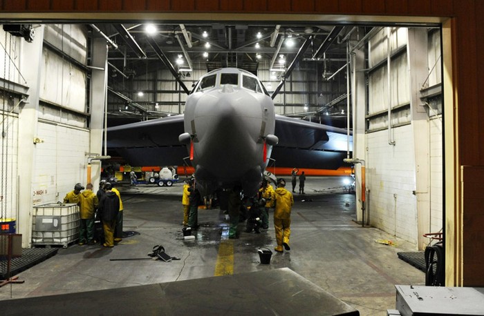Bảo trì oanh tạc cơ B-52H Stratofortress tại nhà chứa máy bay ở căn cứ không quân Barksdale.