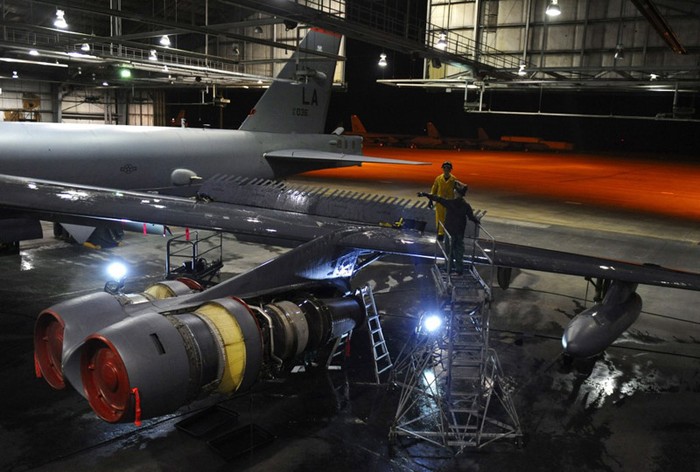 Bảo trì oanh tạc cơ B-52H Stratofortress tại nhà chứa máy bay ở căn cứ không quân Barksdale.