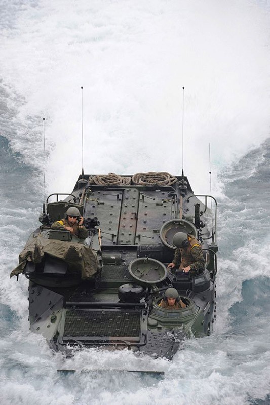 Thái Bình Dương (5/9): Xe bọc thép của Thủy quân Lục chiến Hoa Kỳ tiếp cận tàu đổ bộ USS Makin Island (LHD 8).