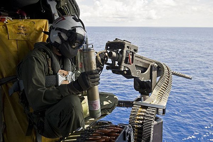 Đại Tây Dương (5/9): Súng máy MK-25 chuẩn bị vãi đạn trên trực thăng thuộc Phi đội trực thăng tấn công 9.
