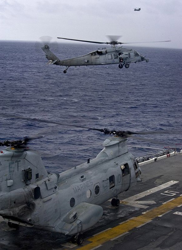 Biển Philippine (2/9): Trực thăng MH-60S Sea Hawk tiếp cận tàu tấn công đổ bộ USS Bonhomme Richard (LHD 6).