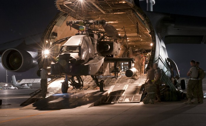 Các trực thăng AH-64 Apache thuộc Lữ đoàn 82 đóng tại Afghanistan đã được chuyển lên vận tải cơ C-5B Galaxy của Không quân Mỹ để đưa về nước tại sân bay Bagram của Afghanistan tối 31/8.
