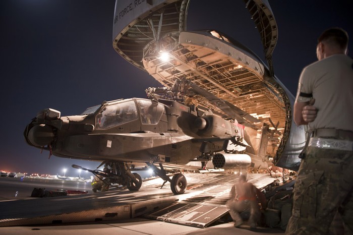 Các trực thăng AH-64 Apache thuộc Lữ đoàn 82 đóng tại Afghanistan đã được chuyển lên vận tải cơ C-5B Galaxy của Không quân Mỹ để đưa về nước tại sân bay Bagram của Afghanistan tối 31/8.
