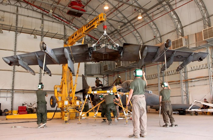 Tỉnh Helmand, Afghanistan (1/9): Thay thế cánh cho chiến đấu cơ AV-8B Harrier thuộc Phi đội 211, Thủy quân Lục chiến Hoa Kỳ.