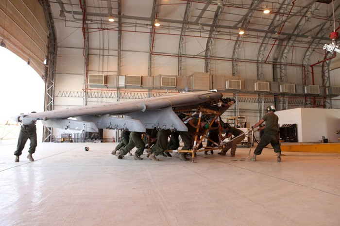Tỉnh Helmand, Afghanistan (1/9): Thay thế cánh cho chiến đấu cơ AV-8B Harrier thuộc Phi đội 211, Thủy quân Lục chiến Hoa Kỳ.