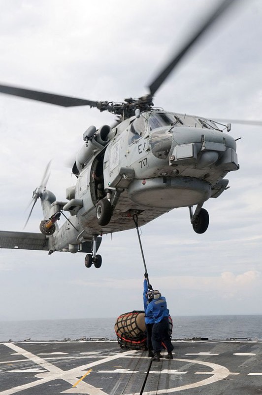 Thái Bình Dương (4/9): Hàng hóa được đưa lên trực thăng SH-60B Sea Hawk trên tàu khu trục tên lửa dẫn đường USS Mustin (DDG 89).