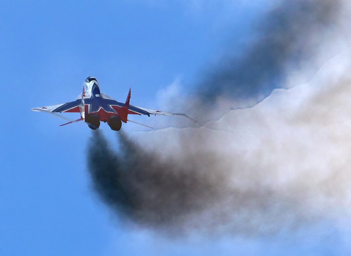 Su-27 và MiG-29 trình diễn tại Hydro-avia-salon 2012.
