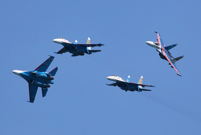 Su-27 và MiG-29 trình diễn tại Hydro-avia-salon 2012.