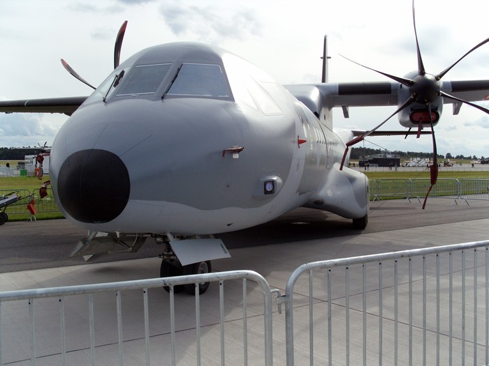 Gần 270 mẫu máy bay các loại đang được trưng bày trong triển lãm hàng không quốc tế Berlin 2012, với sự tham gia của khoảng 1.200 công ty trên thế giới. Trong ảnh là máy bay tuần thám Casa C-295.