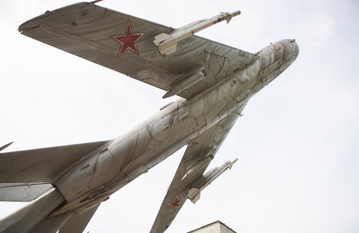 MiG-19 (định danh NATO Farmer)được sản xuất bởi Mikoyan-Gurevich, bay thử lần đầu tiên vào ngày 18 tháng 9 năm 1953, nó được sử dụng rộng rãi ở nhiều quốc gia, có khoảng 8.000 chiếc đã sản xuất và nó có biến thể khác là Shenyang J-6 do Trung Quốc sản xuất và Avia S-105 do Tiệp Khắc sản xuất. Trong ảnh là tượng đài tiêm kích MiG-19 tại Bảo tàng chiến tranh vệ quốc ở Kiev, Ukraina.