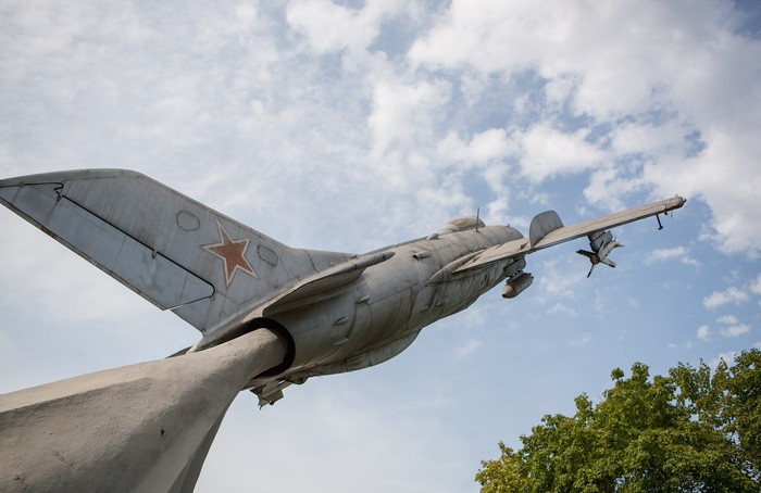 Trong suốt thời gian phục vụ trong lực lượng Quân Chủng Phòng Không Liên Xô và tại Cộng hòa Dân chủ Đức, những chiếc MiG-19 đã nhiều lần ngăn chặn các máy bay do thám của phương Tây. Trong chiến tranh Việt Nam, tuy không có được những thành tích vang dội như MiG-21, nhưng MiG-19 đã nhiều lần làm máy bay Mỹ phải khiếp sợ.