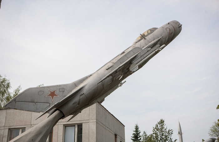 MiG-19 có thể bay với vận tốc cực đại 1.455 km/h, tầm hoạt động 685 km và trần bay lên đến 17.500 m. Farmer trang bị 3 khẩu pháo 30 mm NR-30 (70 viên đạn mỗi súng gắn trên cánh, 55 viên súng gắn trên thân) và có thể mang 250 kg bom hoặc rocket không điều khiển trên 4 giá đỡ dưới cánh.