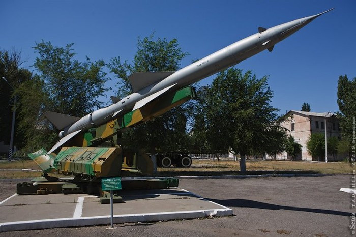 Tên lửa V-750 của hệ thống tên lửa S-75 Volkhov. S-75 Volkhov là một biến thể nâng cấp của tổ hợp tên lửa đất đối không tầm cao S-75. Hệ thống này được trang bị trong quân đội Xô viết từ những năm 1961. Tên lửa V-750 của hệ thống tên lửa S-75 Volkhov có tầm bắn lên đến 40 km.