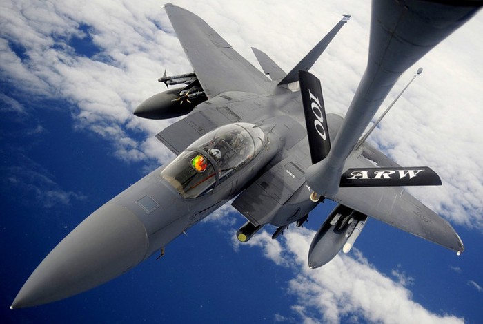 Đại Tây Dương (10/9): Tiêm kích F-15E Strike Eagle tiếp nhiên liệu trên không từ máy bay chở dầu KC-135 Stratotanke.