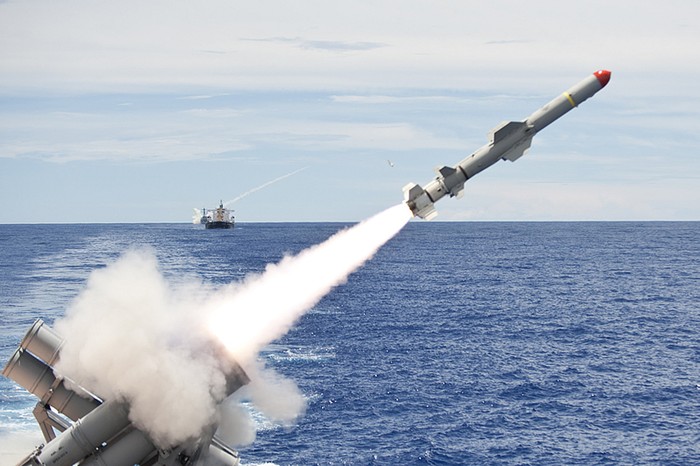 Đại Tây Dương (13/9): Tên lửa Harpon được phóng đi từ tàu tuần dương USS Cowpens (CG 63).