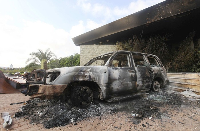 Libya (12/9): Một chiếc xe bị bốc cháy tại đại sứ quán Hoa Kỳ ở thành phố Benghazi, Lybia sau khi bị khủng bố tấn công hôm 12 tháng 9.