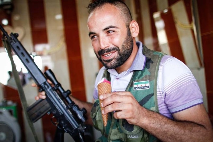 Syria (10/9): Một thành viên của quân đội Syria với một cây kem trên đường từ Azaz đến Aleppo vào ngày 10 tháng 9 năm 2012.