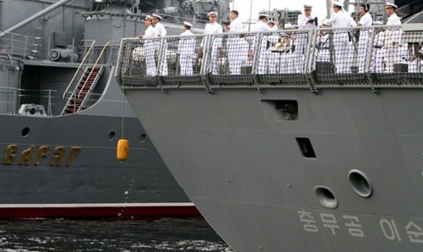 Tuần dương hạm gắn tên lửa Varyag của hạm đội đóng vai trò tàu chủ nhà để đón tiếp các chiến hạm của Hải quân Hàn Quốc..