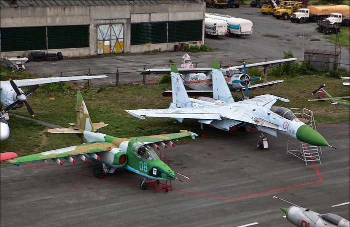 Su-27 và Su-25.