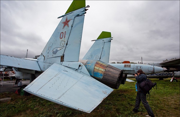 Tiêm kích Su-27 nhìn từ đuôi.