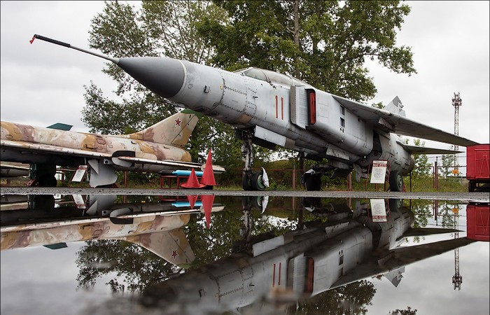 Tiêm kích cánh cụp cánh xòe MiG-23UB.