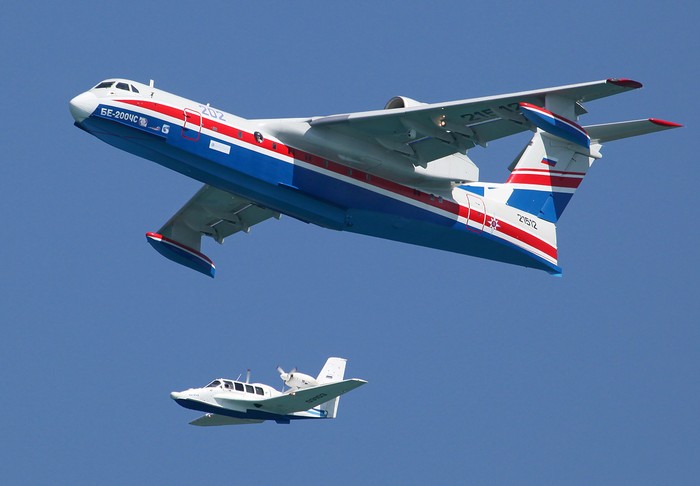 Hai thủy phi cơ Be-200ChS và Be-103 bay trình diễn tại triển lãm Hydro-avia-salon 2012.
