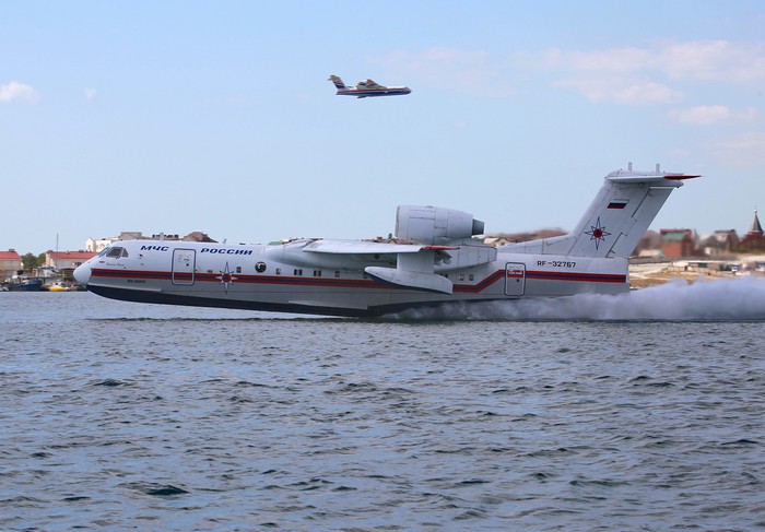 Thủy phi cơ Be-200ChS trình diễn tại triển lãm Hydro-avia-salon 2012.