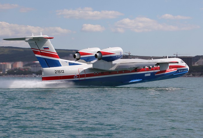 Hơn 170 công ty đến từ Nga, Ukraina, Ý, Pháp, Đức, Áo, Bỉ và Cộng hòa Séc đã có mặt tại Gelendzhik để tham gia triển lãm. Trong ảnh là thủy phi cơ Be-200ChS trình diễn tại triển lãm Hydro-avia-salon 2012.