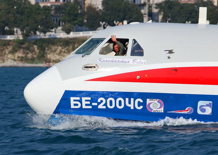 Thủy phi cơ Be-200 ChS có thể mang theo tới 12 tấn nước, trang bị hai động cơ D-436 cho phép nó bay với tốc độ tối đa 700 km/giờ. Be-200ChS có tầm hoạt động lên đến 3.100 km, trần bay 9 km với tốc độ lên thẳng 8 m/s.
