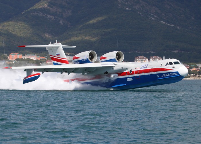 Trước đó, 1 chiếc Be-200 ES đã được bán cho Azerbaijan. Các nước Pháp, Bồ Đào Nha, Ý, Malaysia và Indonesia cũng tỏ ý muốn mua loại thủy phi cơ này.