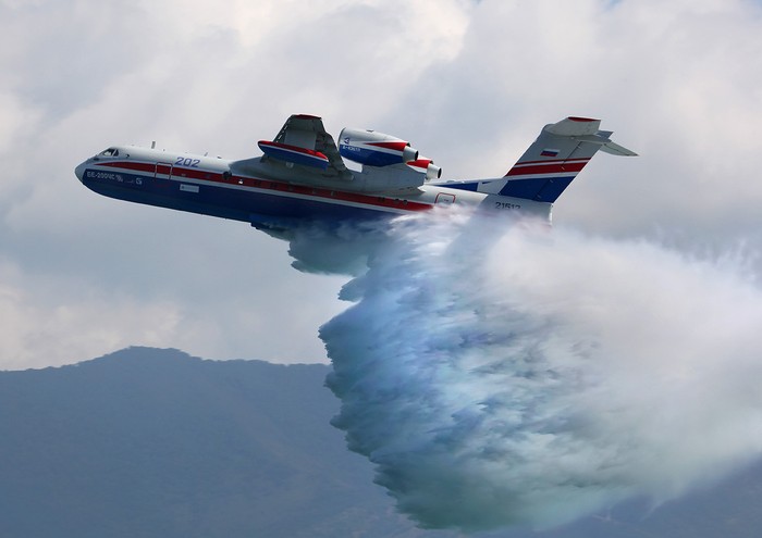 Thủy phi cơ Be-200ChS với màn trình diễn xả nước tại triển lãm Hydro-avia-salon 2012 diễn ra tại Gelendzhik, Nga.