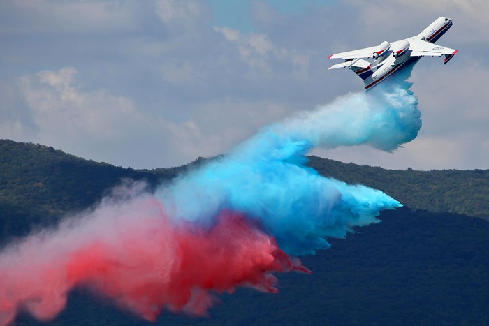 Thủy phi cơ Be-200ChS xả màn nước với màu sắc của quốc kỳ Nga.