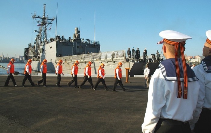 Vào ngày 19/11/2003, Khu trục hạm này cũng đã cập cảng Sài Gòn để thực hiện chuyến thăm 4 ngày tới Việt Nam.