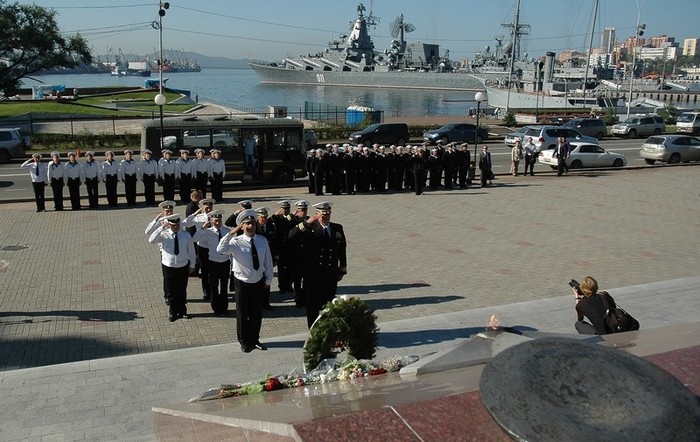 Đoàn đại biểu quân sự Hoa Kỳ trước tiên đã đến thăm thị trưởng Vladivostok. Ngày hôm nay, các thủy Mỹ đã đặt vòng hoa tại đài tưởng niệm Vinh danh Hạm đội Thái Bình Dương.