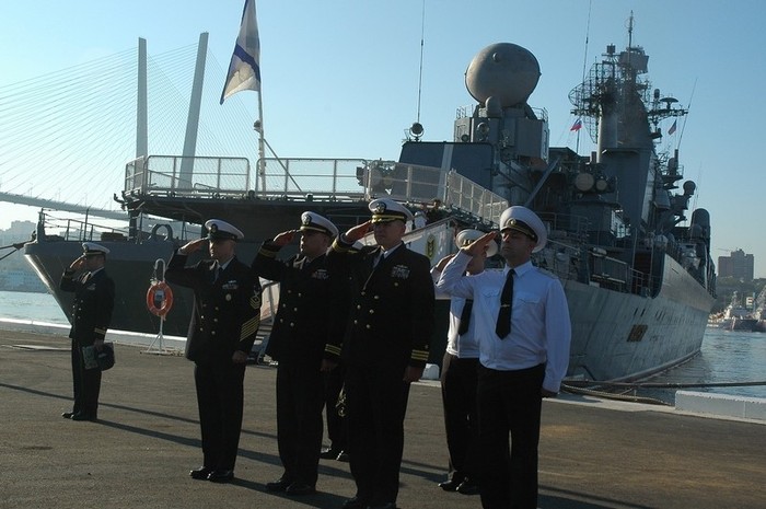 Thủy thủ đoàn của khu trục hạm USS Vandegrift sẽ chuyến có tham quan Vladivostok, thăm trung tâm trẻ em, gặp học sinh trung tâm phục hồi chức năng xã hội Cánh buồm hy vọng.