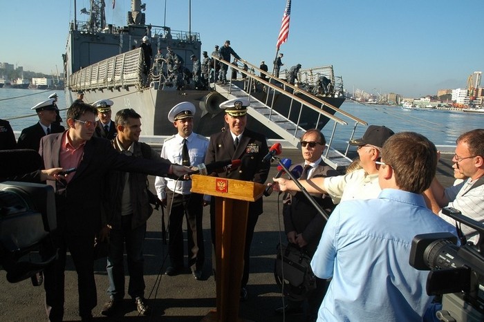 Thuyền trưởng khu trục hạm USS Vandegrift Joseph Dolakov đã cuộc gặp mặt thân mật với lãnh đạo Sở đào tạo chiến đấu của hạm đội Thái Bình Dương Nga, Đại tá Oleg Korolev.