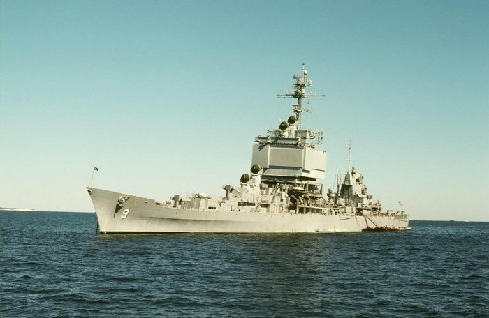 Tuần dương hạm hạt nhân Long Beach được thiết kế để hộ tống tàu sân bay USS Enterprise hiện vẫn đang phục vụ trong Hải quân Hoa Kỳ. Năm 1964, tàu tuần dương thực hiện chuyến đi vòng quanh thế giới để khẳng định tính hiệu quả của hệ thống phát điện hạt nhân trên tàu.