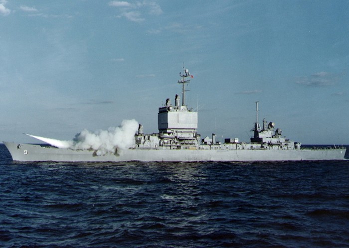 Tuần dương hạm USS Long Beach trang bị 2 lò phản ứng hạt nhân C1W, 2 động cơ tua-bin điện, có thể chạy đạt vận tốc 30 hải lý/h, và tầm hoạt động của nó không hạn chế. Thủy thủ đoàn 1.160 người bao gồm cả sĩ quan chỉ huy.