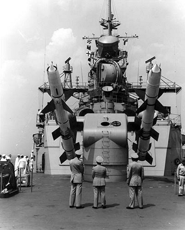 USS Long Beach trang bị 2 tên lửa phòng không RIM-8 Talos, 2 tên lửa phòng không RIM-2 Terrier, 8 tên lửa chống hạm Harpoon, 8 tên lửa hành trình chống hạm Tomahawk, 8 ống phóng tên lửa và ngư lôi chống ngầm. Trong ảnh là tên lửa Talos trên tuần dương hạm USS Long Beach.