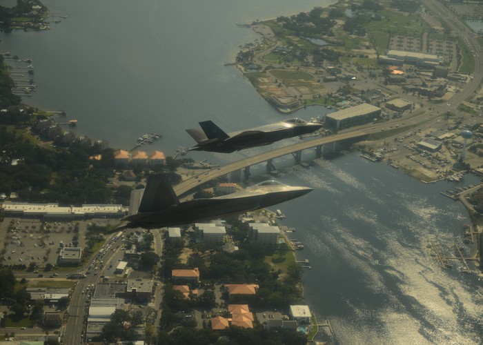 F-35 sát cánh F-22 trên bầu trời Florida