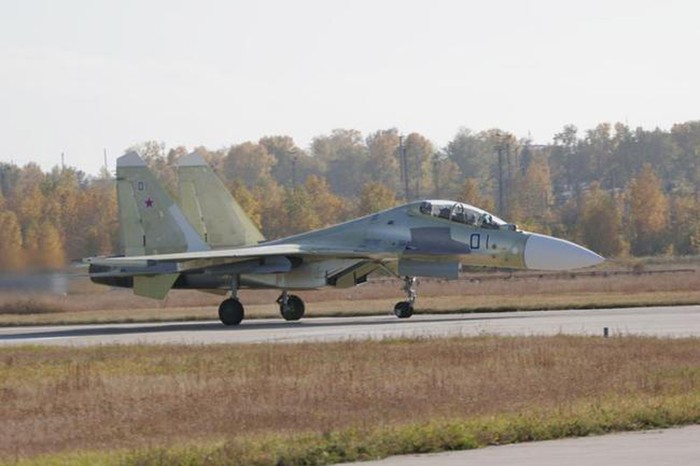 Máy bay Su-30SM đầu tiên cho Không quân Nga bay thử nghiệm tại sân bay của công ty Irkut ngày 21/6/2012.