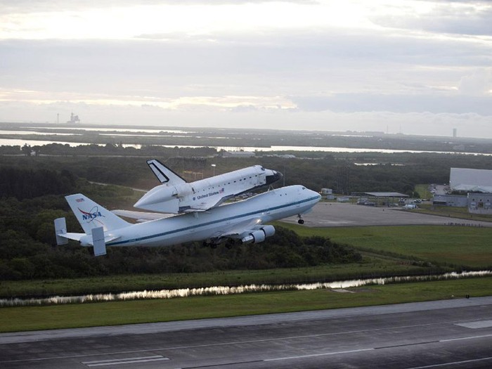 Tàu con thoi Endeavour gắn trên máy bay Shuttle tại trung tâm vũ trụ Kennedy của NASA ở Florida.