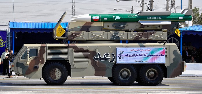 Tehran (21/9): Hệ thống phòng không mới nhất do Iran sản xuất mang tên Ra'ad trong cuộc diễu binh biểu dương lực lượng, tưởng nhớ ngày đầu của cuộc chiến tranh Iran - Iraq (1980-1988).