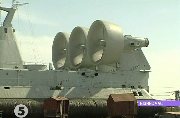 Theo những hình ảnh được công bố trên mạng Blog Livejournal thì tàu đổ bộ đệm khí Zubr đầu tiên của Trung Quốc “không một manh giáp” do chưa được trang bị vũ khí. Nó mới chỉ được hoàn thiện cơ bản về kiến trúc thân tàu, hệ thống điều khiển, bánh lái, chong chóng đẩy, đệm khí và hệ thống radar.